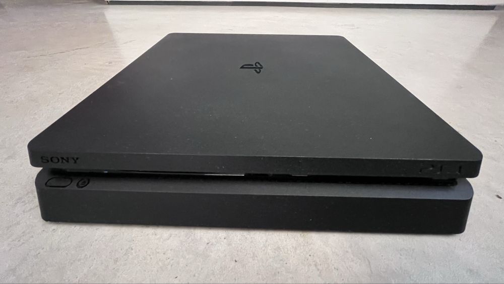 Playstation 4 slim 500gb + 18 jogos