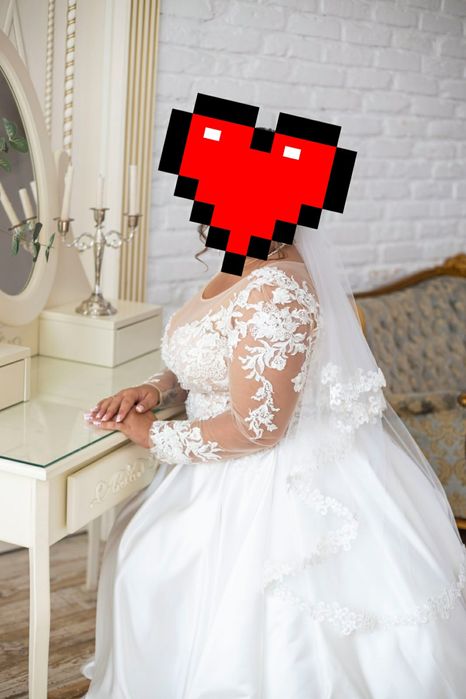 Гарна щаслива весільна сукня