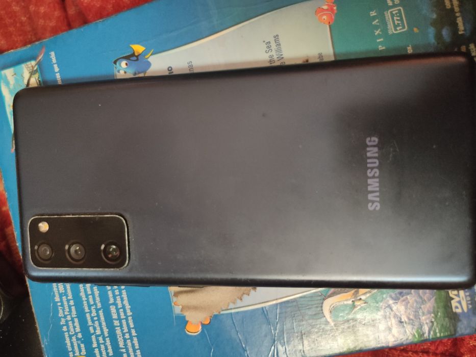 Samsung S20 FE 5g 128gb tem estalo fino no ecrã