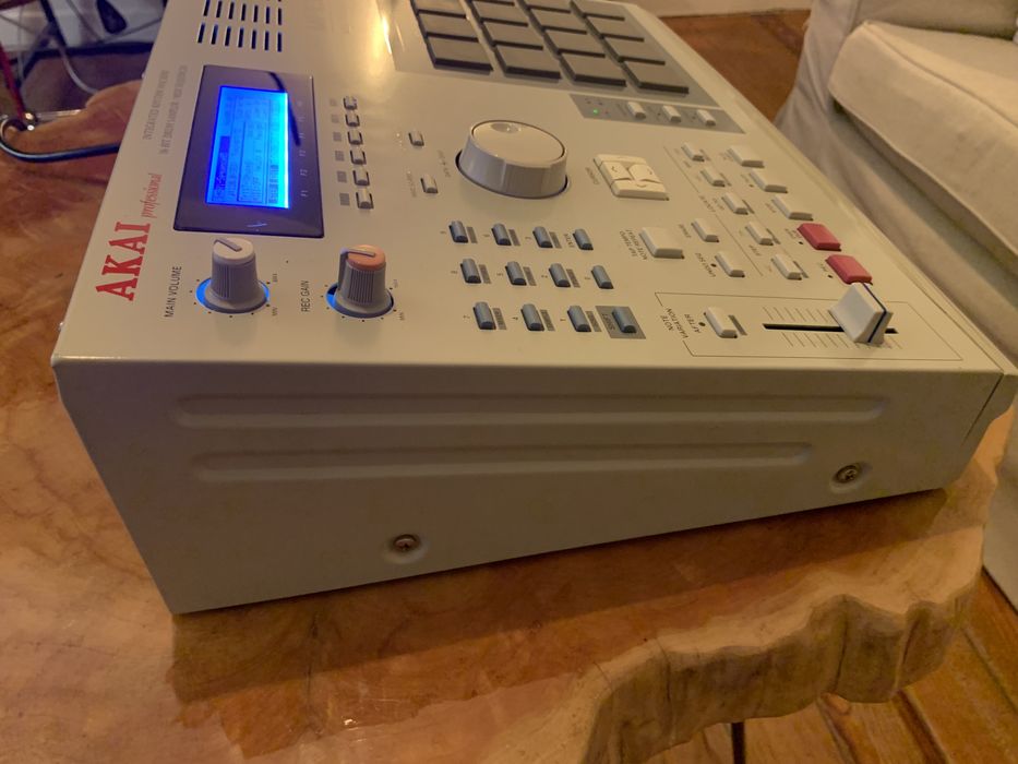 Akai MPC 2000 vintage in excellent condition, sampler with perfect screen64286513982081122