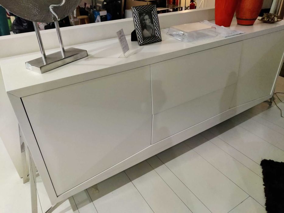 Aparador branco com pé inox