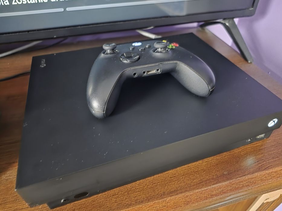 Xbox one X 1tb + 8 gier (cyberpunk, callofduty, battlefield,fifa)