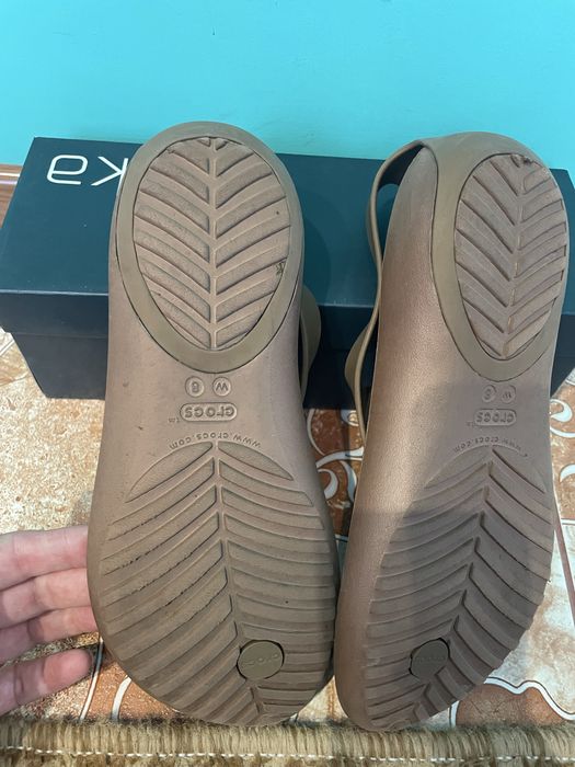 Туфлі Carlo Pazolini та crocs