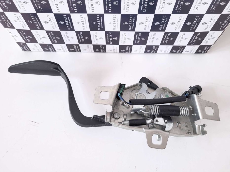 Maserati GRANTURISMO, GRANCABRIO [07-19] - zamek maski - NOWY