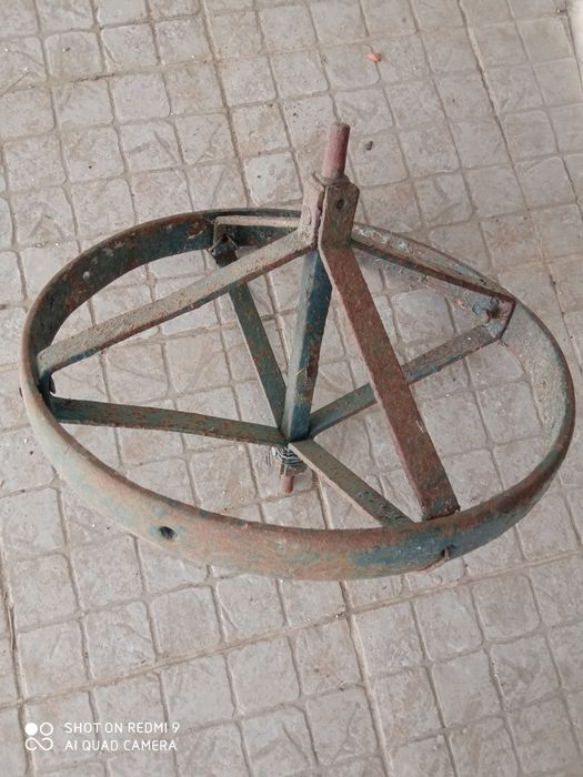 Roda de carro mão antiga