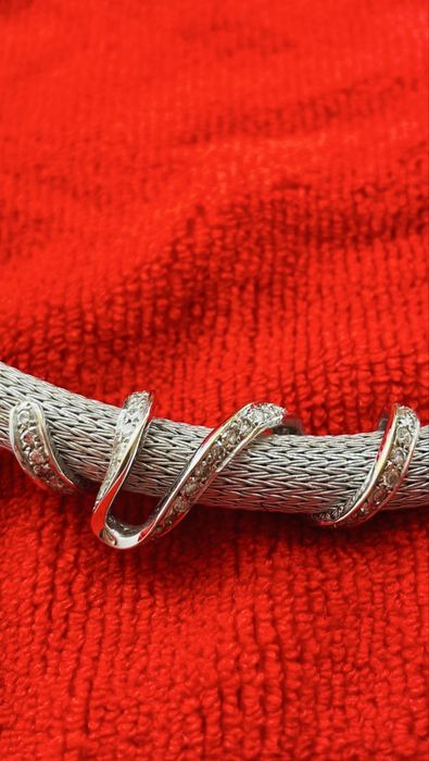 Gargantilha ouro branco 19.2k e 48 diamantes