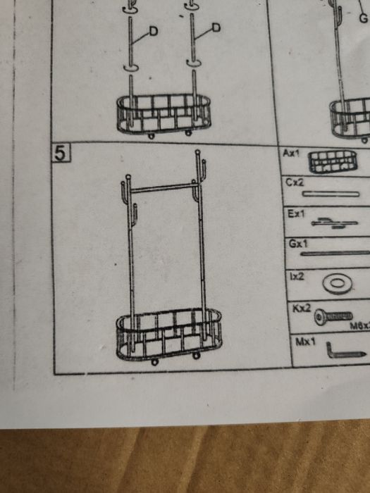 Metalowy mobilny wieszak