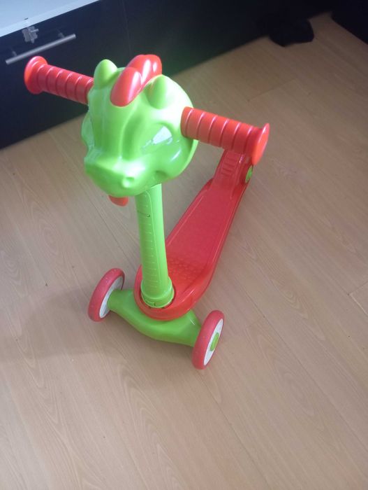 Vendo trotinete de criança dragão