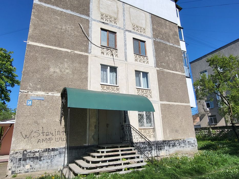 Продам 3 кімнатну.