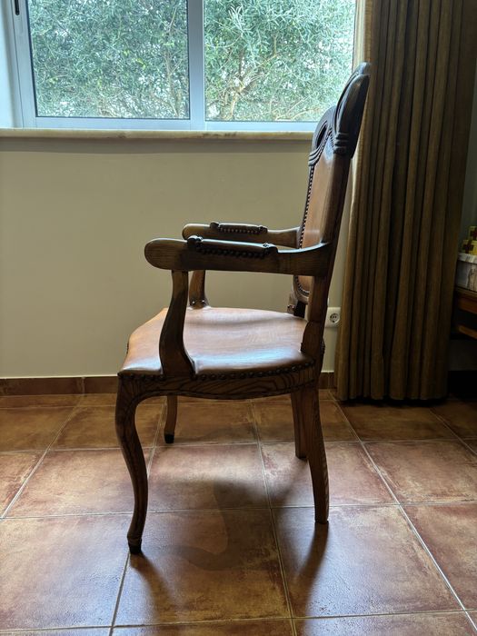 Cadeirão em madeita maciça e couro