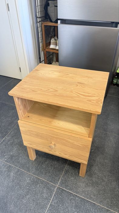 Mesa de Cabeceira em Pinho Maciço – 19€
