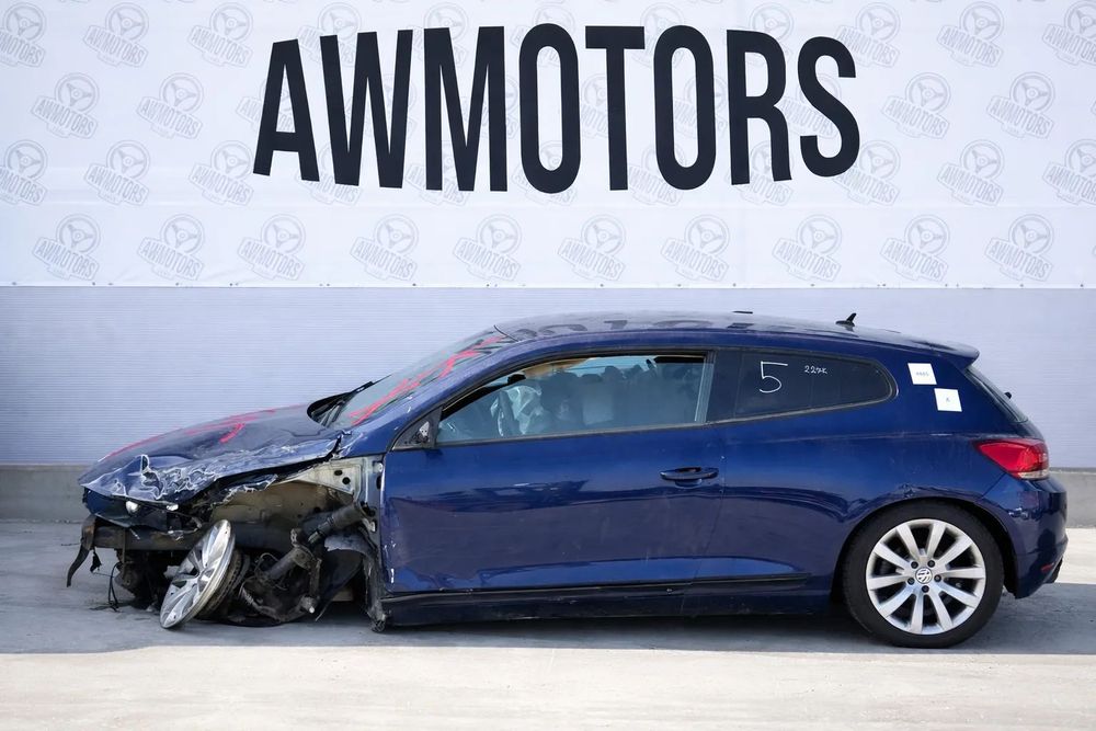 VOLKSWAGEN SCIROCCO 2009 *SAMOCHÓD NA CZĘŚCI* 4445 P6 / D5Q MASKA, LAMPA, DRZWI, LUSTERKO, ZDERZAK, GRILL, BŁOTNIK, KLAPA, BELKA, DESKA, FOTELE, KANAPA, ĆWIARTKA KIEROWNICA, TARCZE, ZACISKI, ZAWIESZENIE, KOMPLETNY PRZÓD, KOMPLETNY TYŁ, LICZNIK, ZEGARY, PR