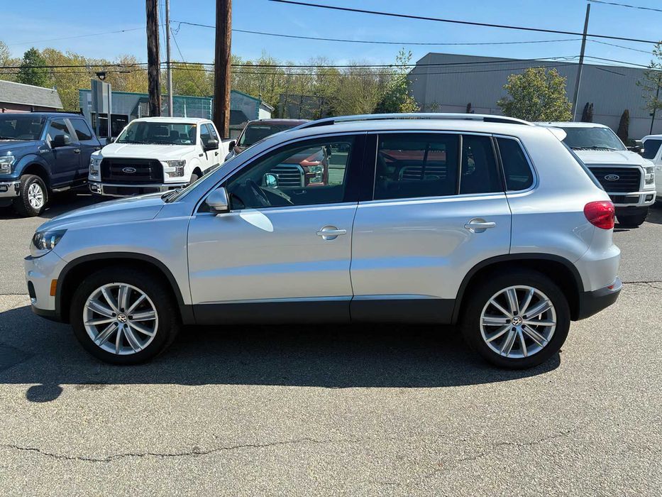 Volkswagen Tiguan Sport      2015