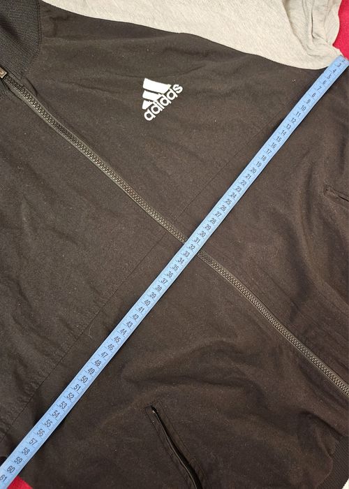 Kurtka wiatrówka adidas z wyszywanym logo od tyłu