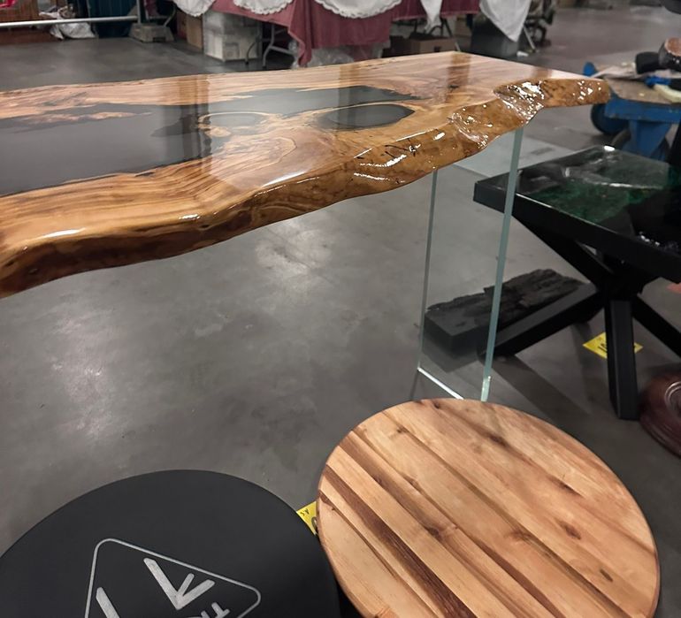 Ręcznie robione biurko, żywica, drewno oliwne