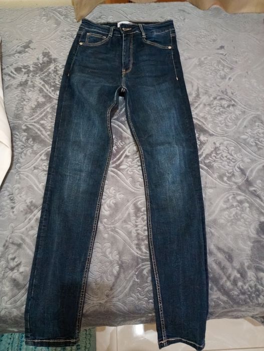 Calças em ganga azul