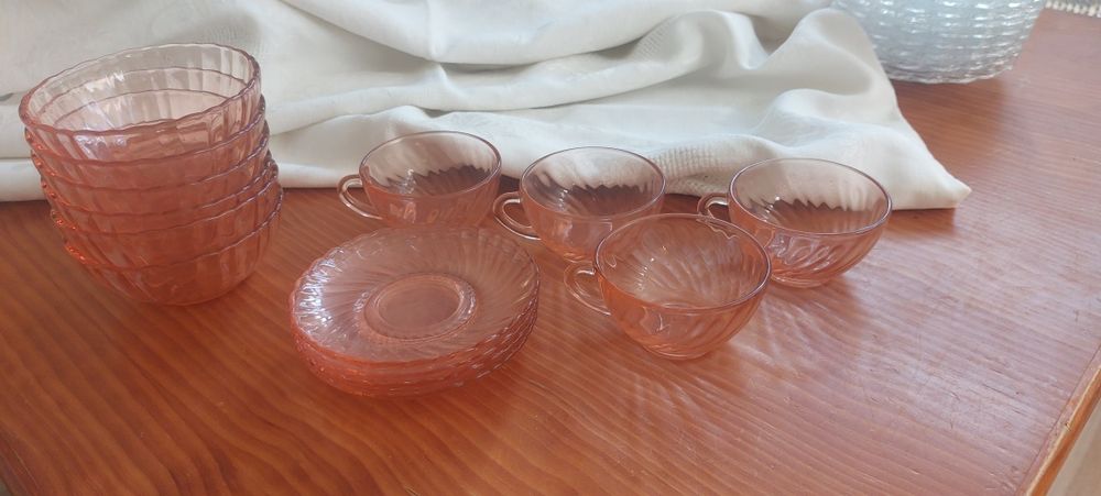 Loiça rosa transparente, taças e Chávenas café