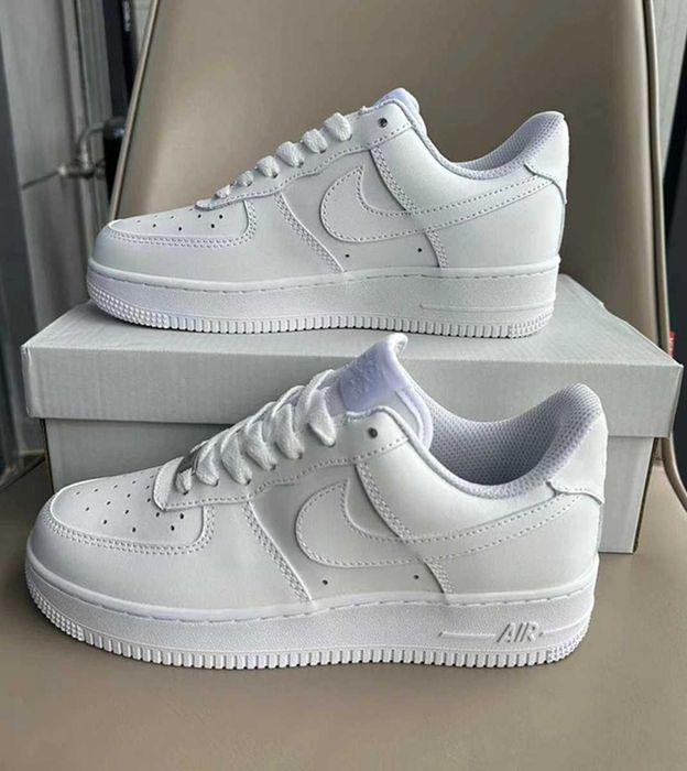 Białe buty Nike w rozmiarze 38, dostarczane w pudełku