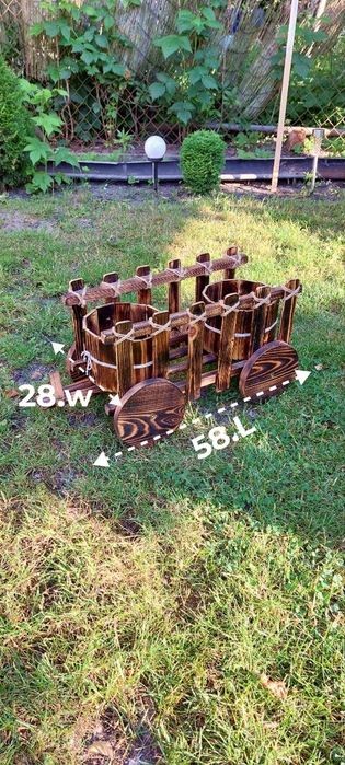 Donica ozdobna ładna z drewna.