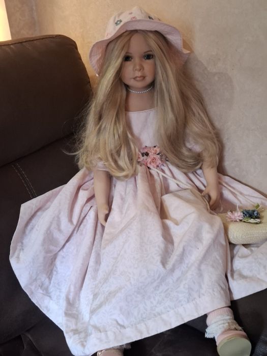 Коллекционная,редкая фарфоровая кукла