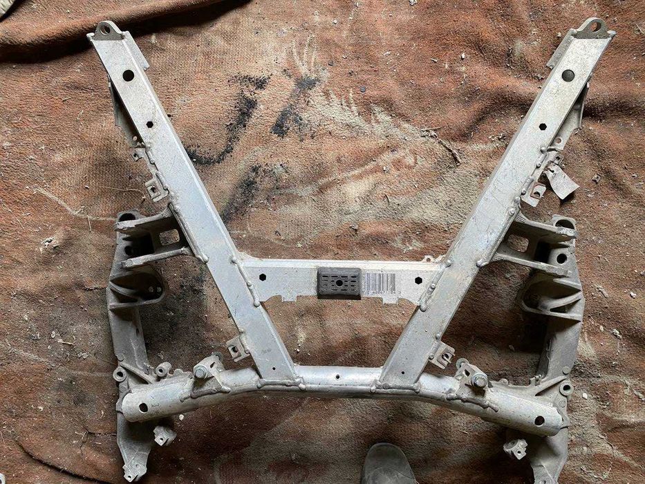 Підрамник передній подрамник балка BMW E39 2.0i БМВ 1092867 1092868