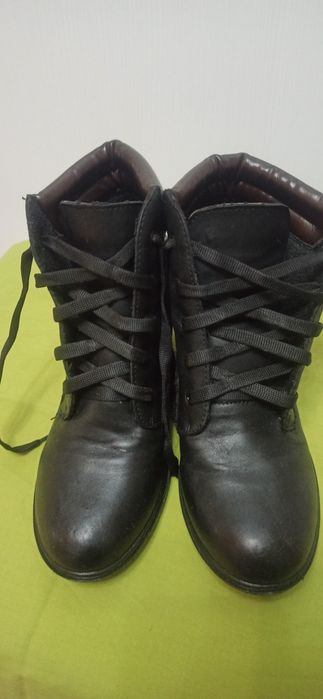 Продам жіночі ботінки.