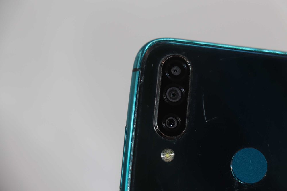 Wiko View 3/16Gb Green, Є тріщини на сенсорі!