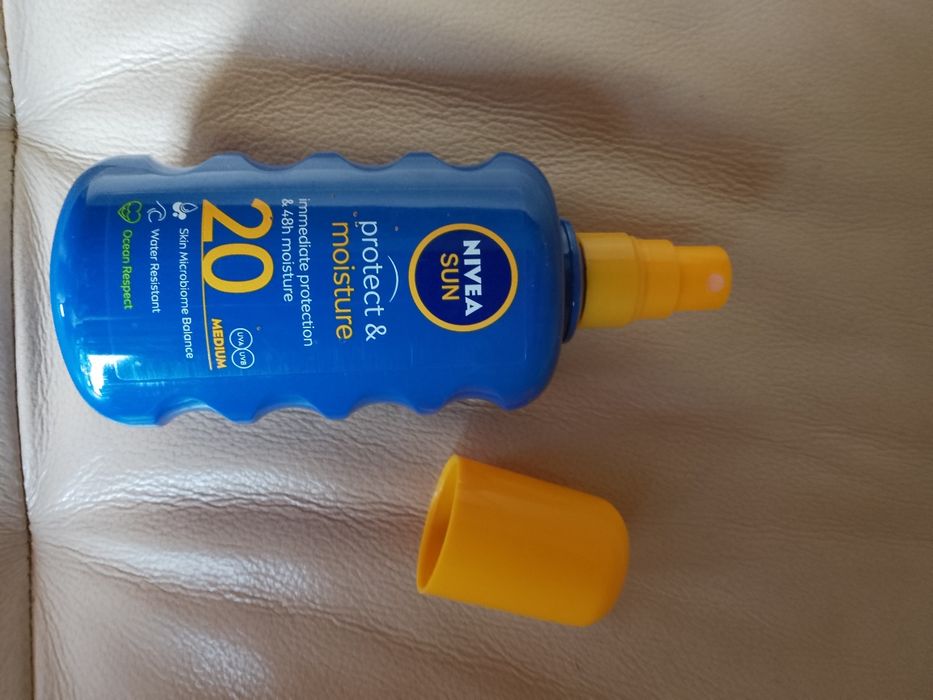 Spray Nivea SPF 20 ochrona słońca.