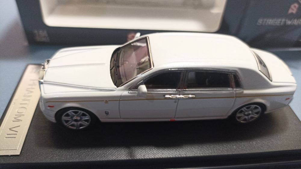 машинки моделі 1/64 rolls royce