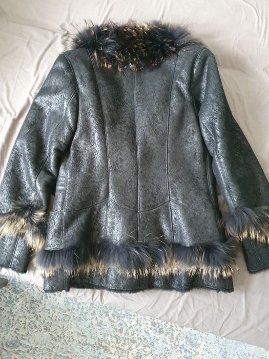 Krótki kożuszek naturalny.