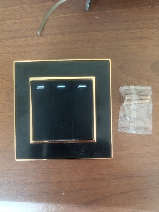 Триключовий вимикач (чорний із золотою рамкою)