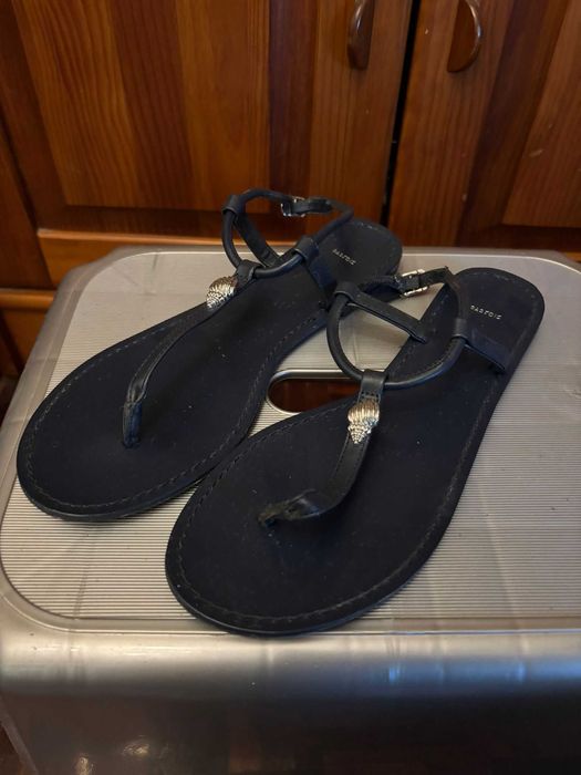 Sandálias Rasas Parfois Pretas c/ Concha Prateada - Tam 37