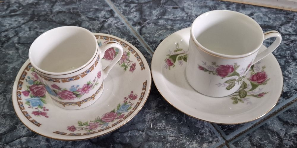 Dois conjutos de chavenas de café c/ pires chinesas