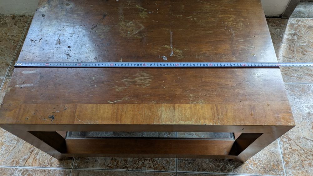 Mesa de apoio em madeira.