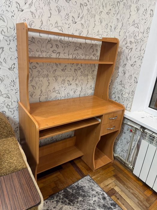 Стіл компʼютерний