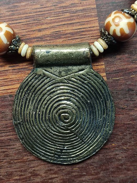Etniczny naszyjnik z dużym medalionem – styl afrykański/boho handmade