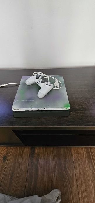 Plastation 4 + pad