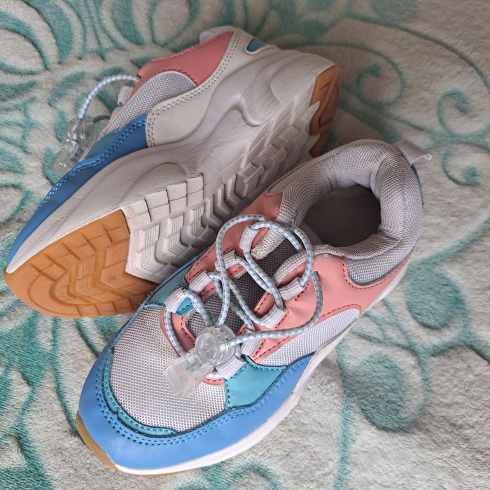 Кросівки на дівчинку