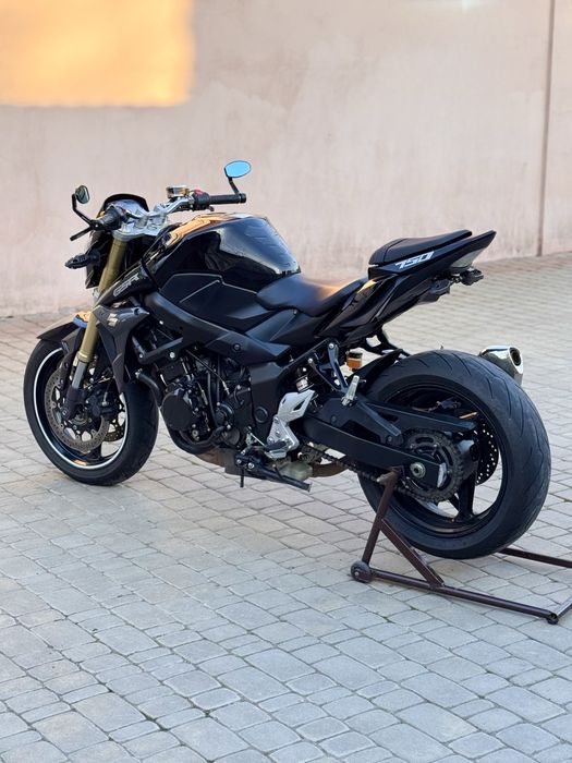 Suzuki GSR 750     АВS