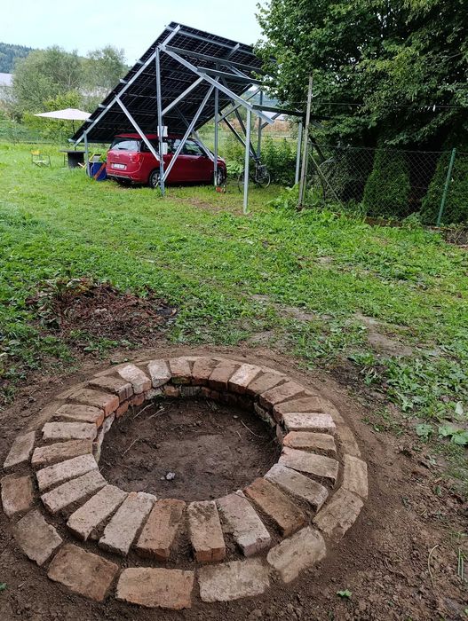 Miejsce pod wiatą dla przyczepy kempingowej w Bieszczadach.