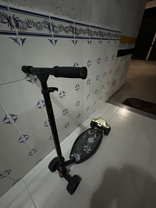 Trotinete Oxelo Preta (4 rodas ) em bom estado