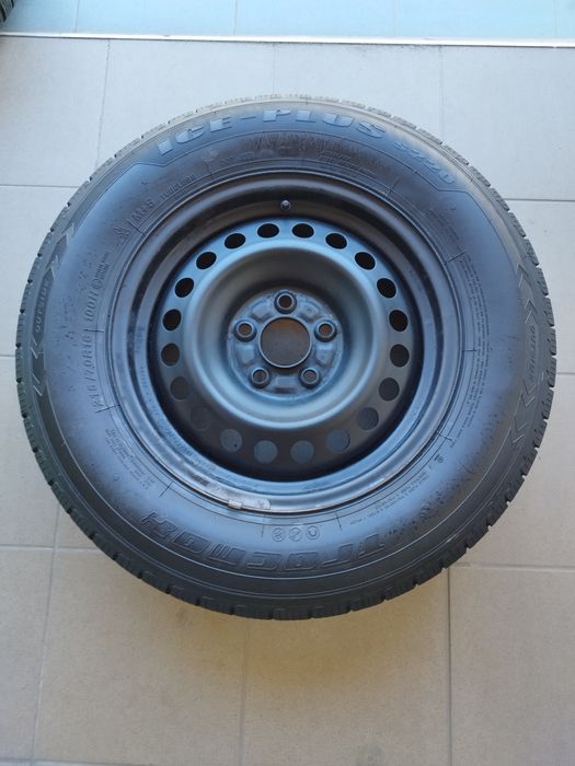 Opony zimowe na felgach stalowych 215/70R16