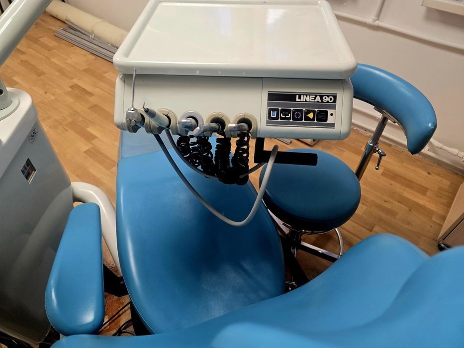 Стоматологічне крісло у відмінному стані.