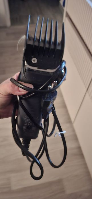 Maszynka Remington z nasadką grzebieniową.
