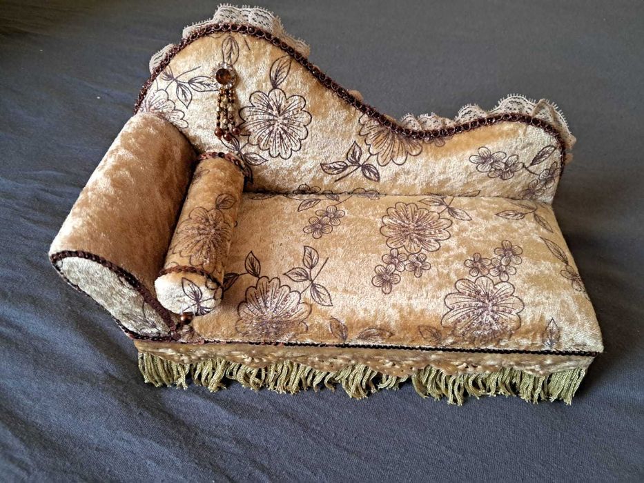 Zabytkowa sofa szezlag skrzynka na bizuterie