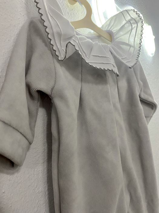 Babygrow veludo cinza c/ gola (2/3m) - novo