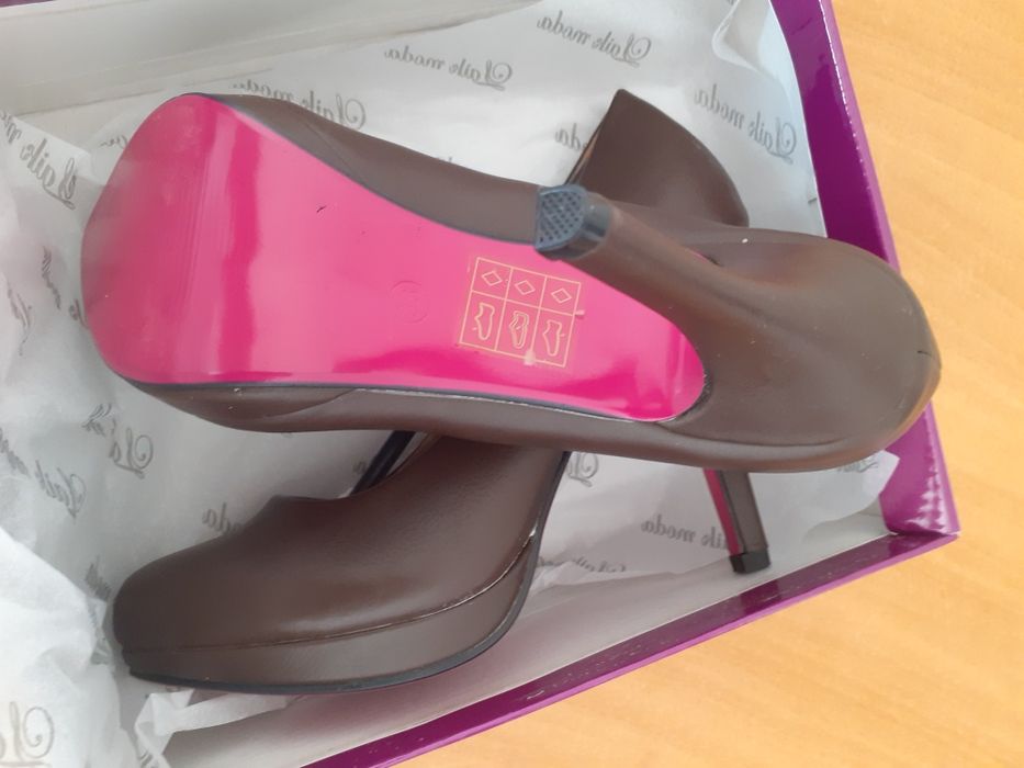 Sapatos em pele novos