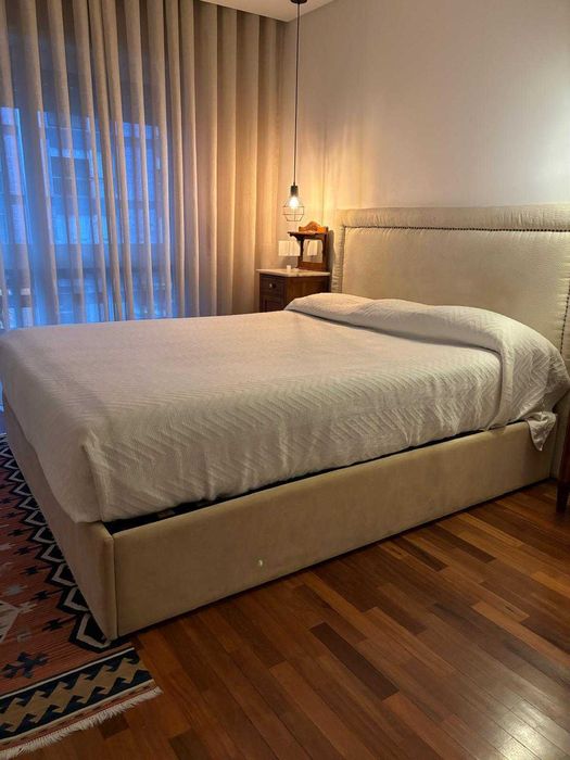 Cama / sommier casal estofado em nobuck com estrado elevatório 1,6x2 m