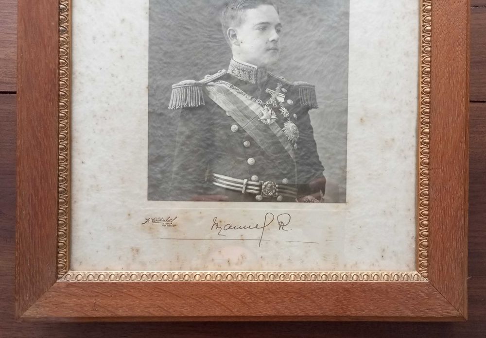 Antigo retrato emoldurado Rei D. Manuel II assinado