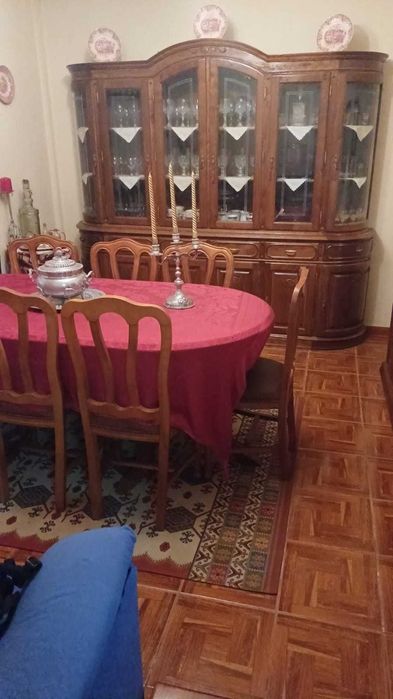 Vende-se excelente mobília clássica de sala de jantar e um aparado.